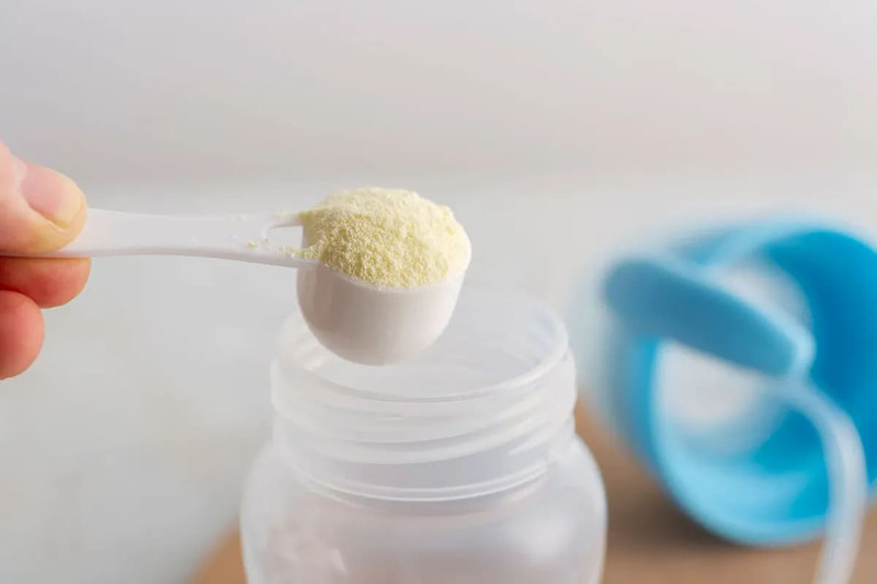 Lấy sữa Similac đúng liều lượng với muỗng gạt ngang giúp sữa không bị vón cục