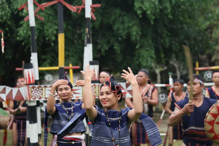 Lễ hội của người Bana tại Làng Văn hóa các Dân tộc Việt Nam, thu hút đông đảo du khách.