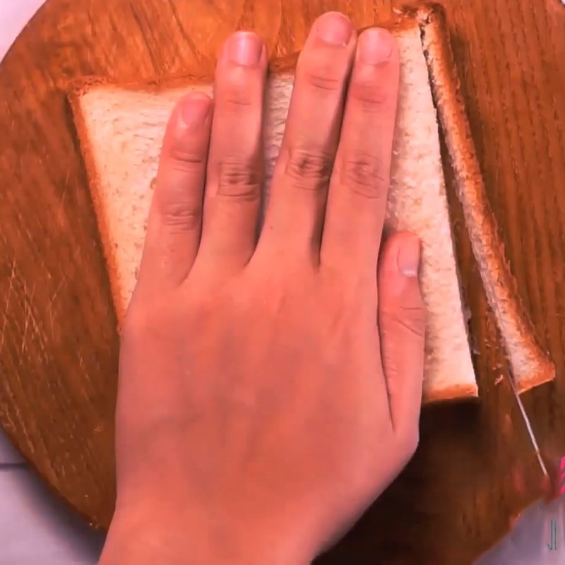 Loại bỏ phần rìa bánh mì để cháo bánh mì cà rốt được mềm mịn