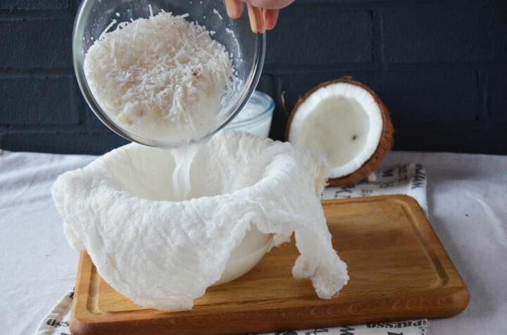 Lọc kỹ nước cốt dừa sau khi xay để tách bã, chuẩn bị nấu dầu dừa
