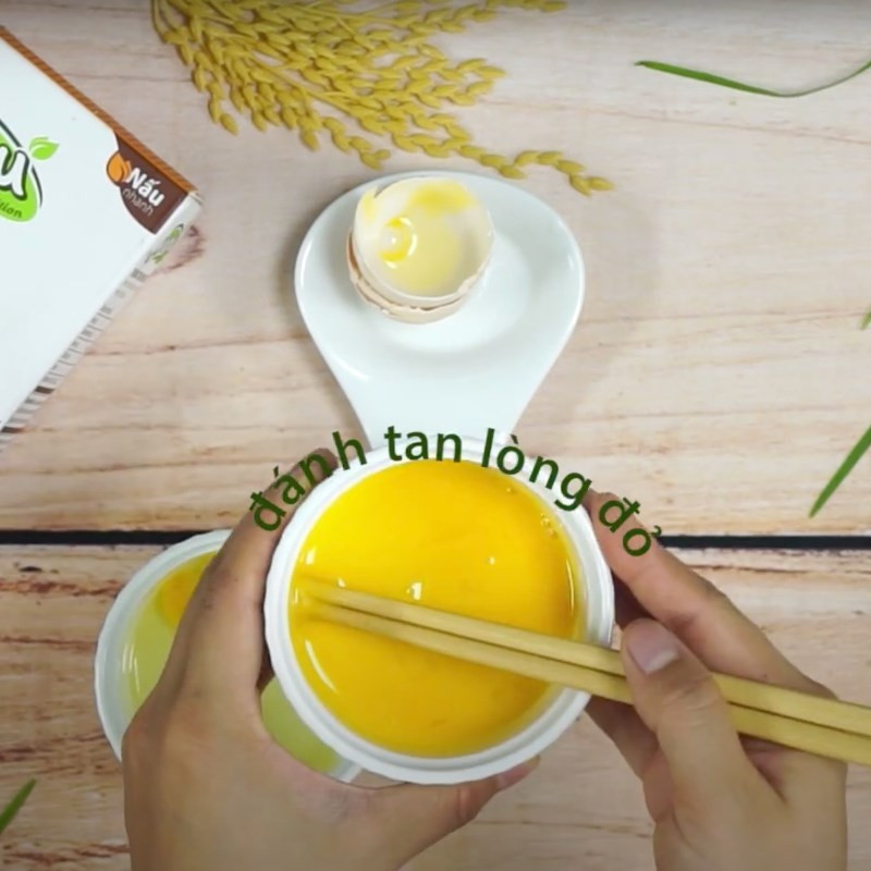 Lòng đỏ trứng gà tươi nguyên liệu chính cho món cháo ăn dặm