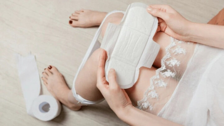 Lưu ý thay băng vệ sinh đúng cách và thường xuyên để đảm bảo vệ sinh