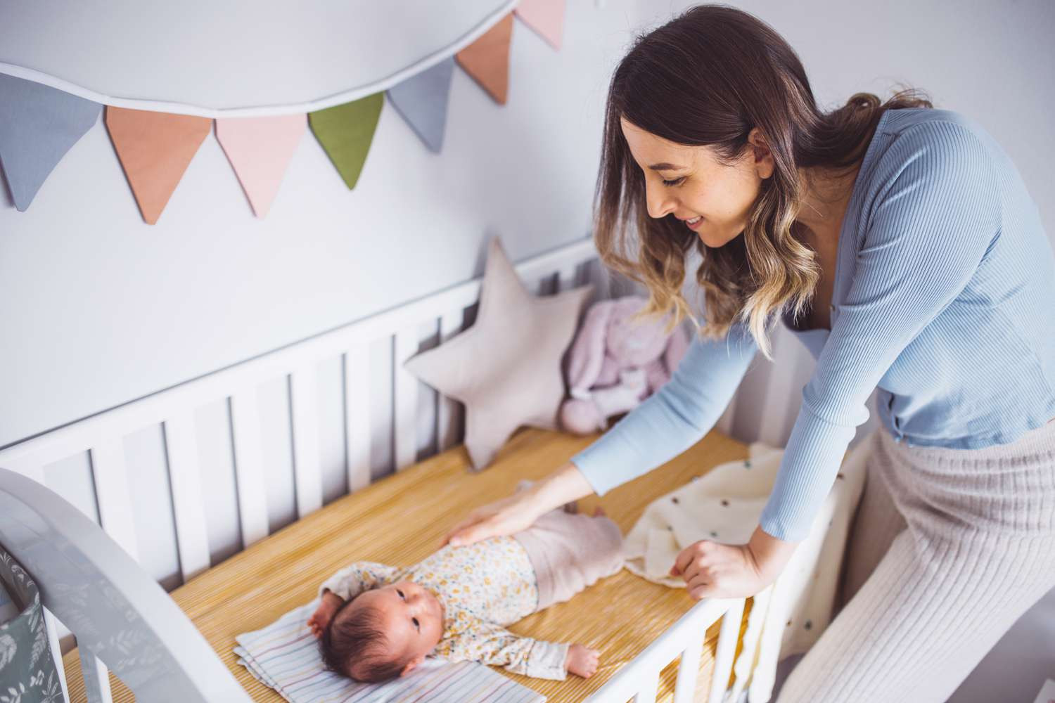Luyện tự ngủ cho bé 4 tháng tuổi: Con khỏe, mẹ nhàn tênh