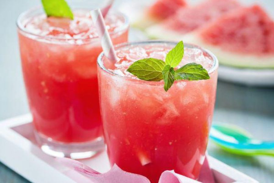 Ly nước ép dưa hấu nguyên chất mát lạnh, giải khát tuyệt vời cho ngày hè nóng bức