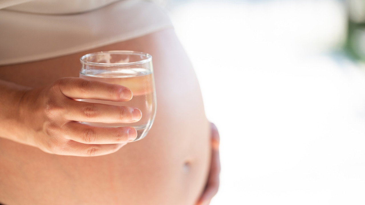 Ly nước lọc tinh khiết, minh họa cách bổ sung đủ nước để tăng nước ối nhanh cho mẹ bầu