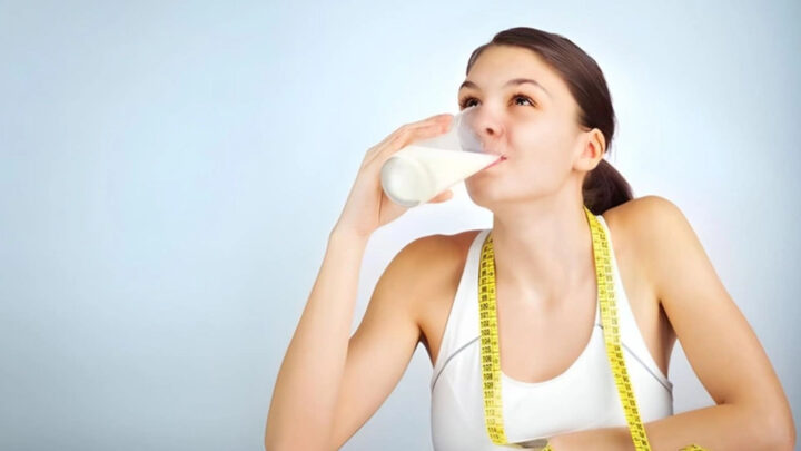 Ly sữa tươi không đường đặt cạnh ngũ cốc và trái cây tươi cho bữa sáng lành mạnh, hỗ trợ uống sữa tươi không đường giảm cân.