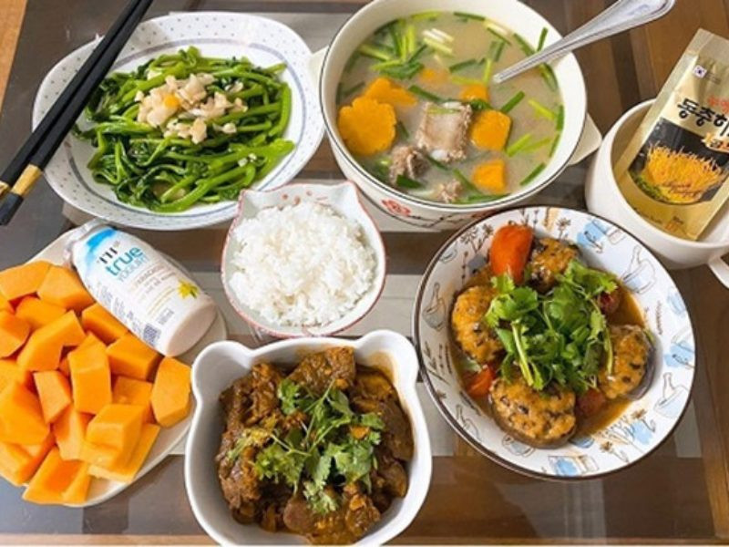 Mâm cơm cữ đơn giản nhưng đảm bảo đầy đủ dinh dưỡng cho mẹ sinh thường