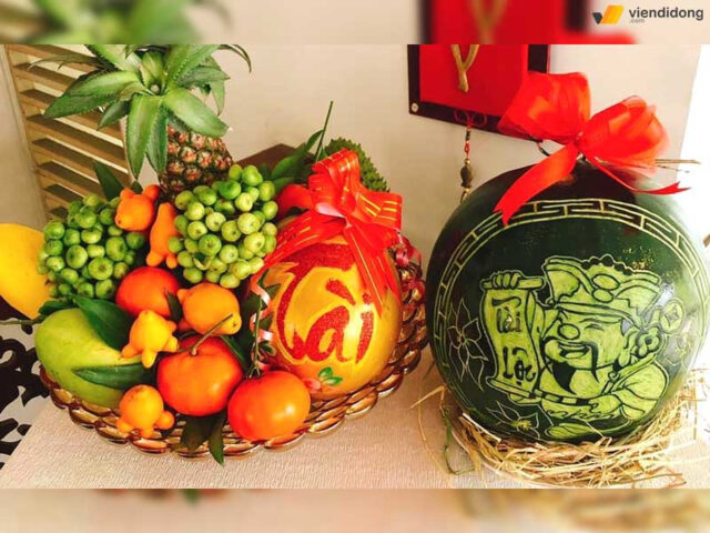 Mâm ngũ quả ngày Tết đẹp với dưa hấu điêu khắc Thần Tài, cầu mong tài lộc dồi dào cho kinh doanh