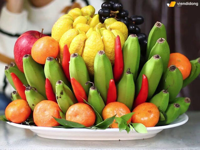 Mâm ngũ quả ngày Tết đẹp với nải chuối xanh và ớt đỏ, biểu tượng cho sự sum vầy và phát lộc