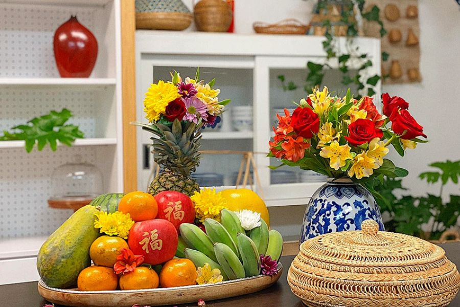 Mâm ngũ quả Trung thu kết hợp với bình hoa trang trọng
