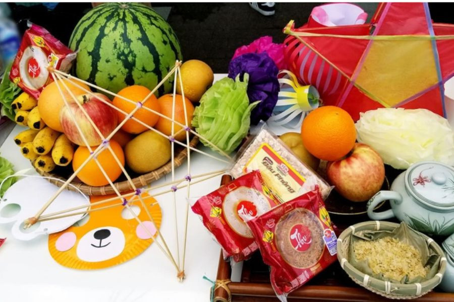 Mâm ngũ quả với các loại trái cây đơn giản như: Dưa hấu, chuối, táo, cam và lê