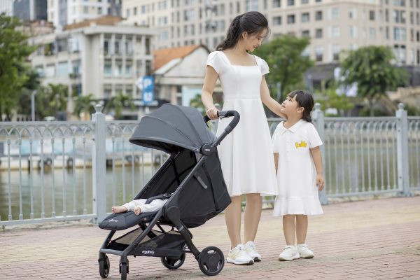 Màn che rộng của xe đẩy gấp gọn Ergobaby bảo vệ bé khỏi tia UV50+