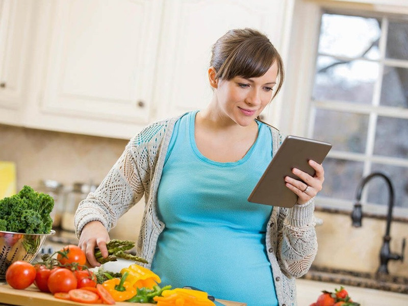 Mận tươi ngon đặt trên lá chuối xanh mượt
