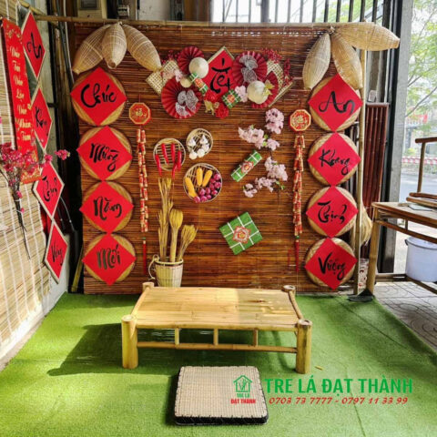 Mành tre đỏ thắm, rực rỡ dùng để trang trí tiểu cảnh Tết