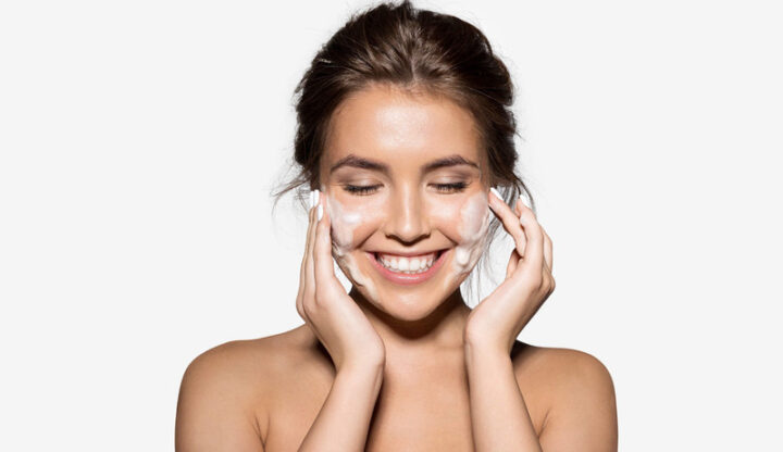 Massage nhẹ nhàng với bọt sữa rửa mặt để làm sạch da đúng cách