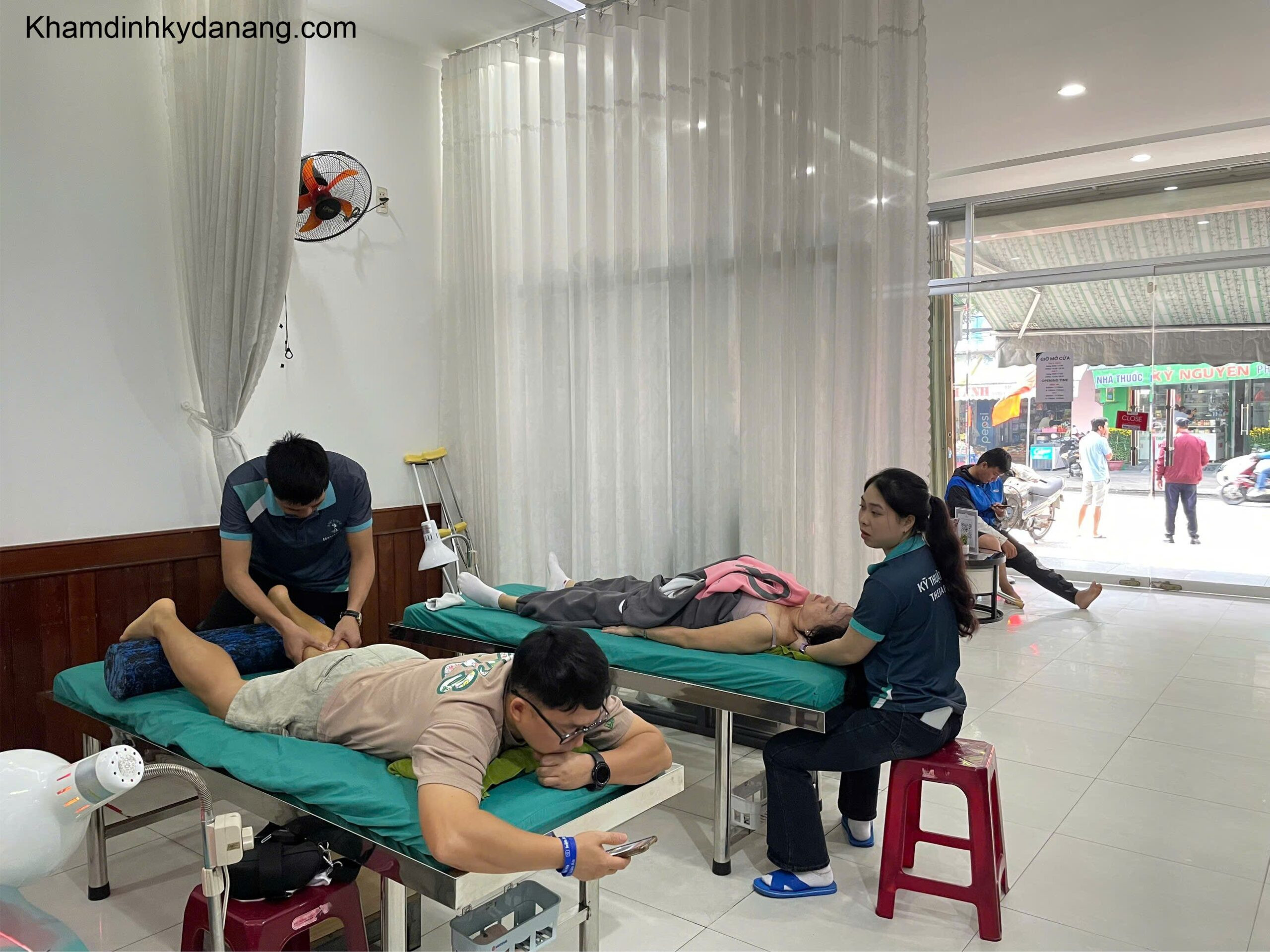 Massage trị liệu, một phương pháp thư giãn và phục hồi sức khỏe được khuyến nghị để duy trì trạng thái tốt, bên cạnh việc thăm khám định kỳ tại các phòng khám sản phụ khoa uy tín như của Bác sĩ Trương Thị Chánh.