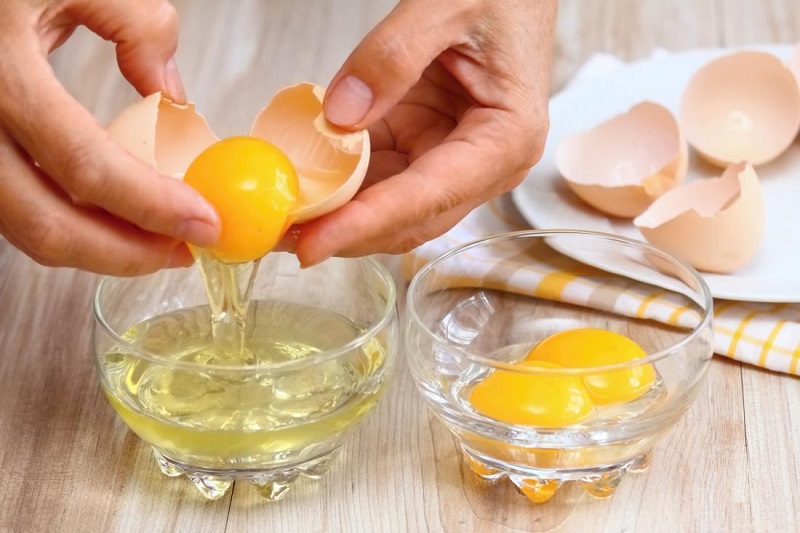 Mặt nạ lòng trắng trứng và chanh cho da dầu mụn mùa đông