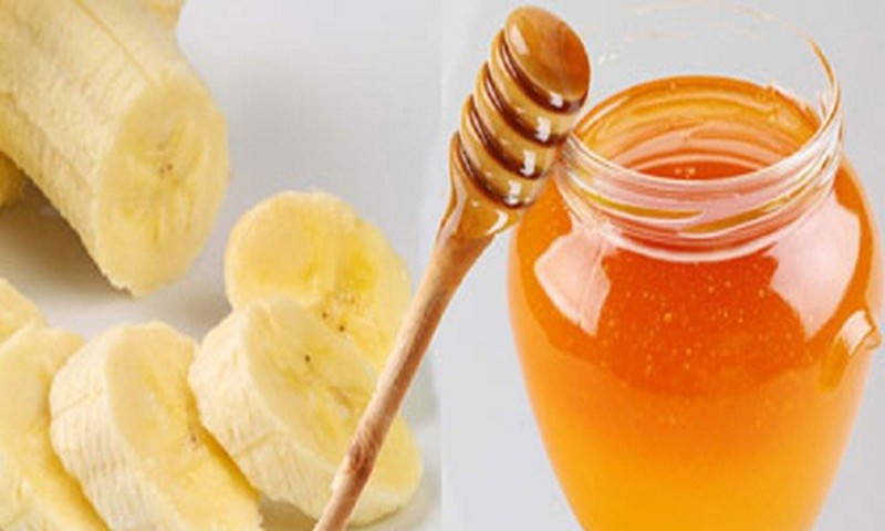 Mặt nạ chuối và mật ong làm mờ vết thâm mụn trên mặt