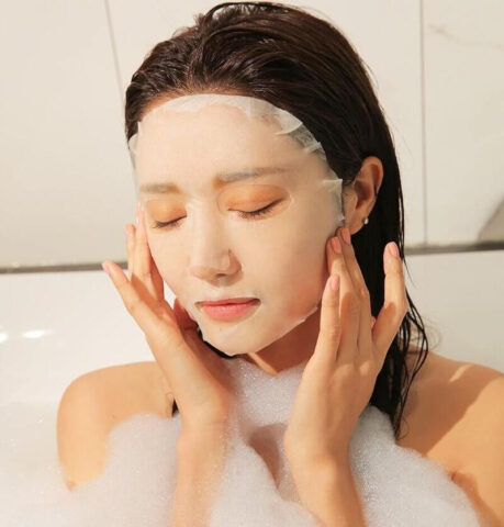 Mặt nạ giấy hãng nào tốt cho da: Phụ nữ đang thư giãn với mặt nạ giấy cấp ẩm
