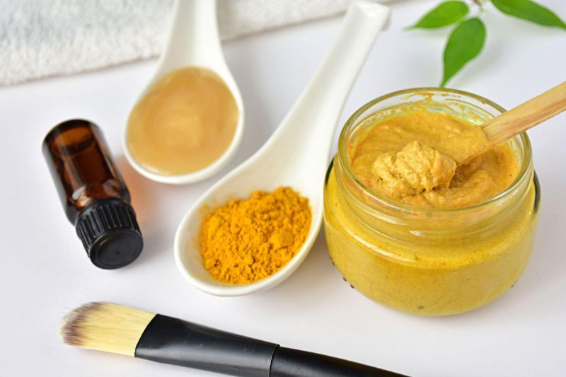 Mặt nạ trị nám bằng tinh bột nghệ và mật ong, hoặc sữa chua không đường