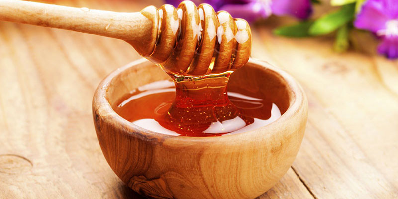 Mật ong tự nhiên giúp da sáng mịn trong mặt nạ yến mạch
