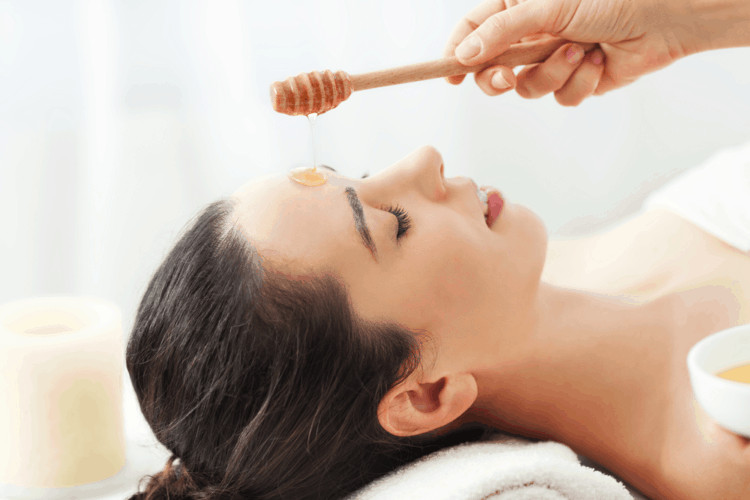 Mật ong tự nhiên trong hũ, nguyên liệu tuyệt vời để làm mặt nạ tại nhà đơn giản giúp kháng khuẩn và giảm mụn