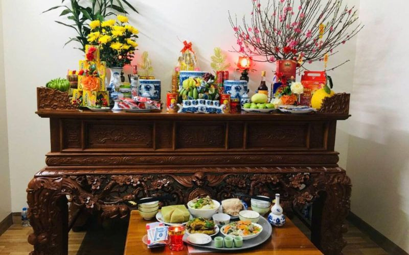 Mẫu cắm hoa bàn thờ đẹp đơn giản với hoa cúc đại đóa biểu tượng sức khỏe và may mắn