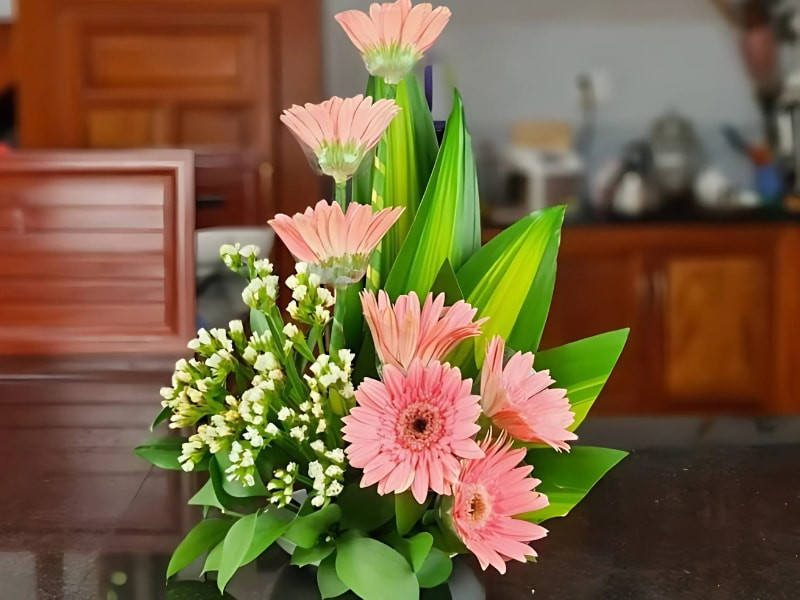 Mẫu cắm hoa cúc đồng tiền cho bàn thờ ngày Tết có diện tích nhỏ, gọn gàng