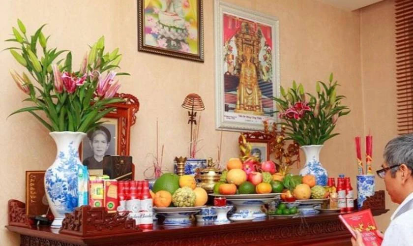 Mẫu cắm hoa cúc vàng và hoa lay ơn kết hợp tạo cách cắm hoa bàn thờ đẹp và sang trọng