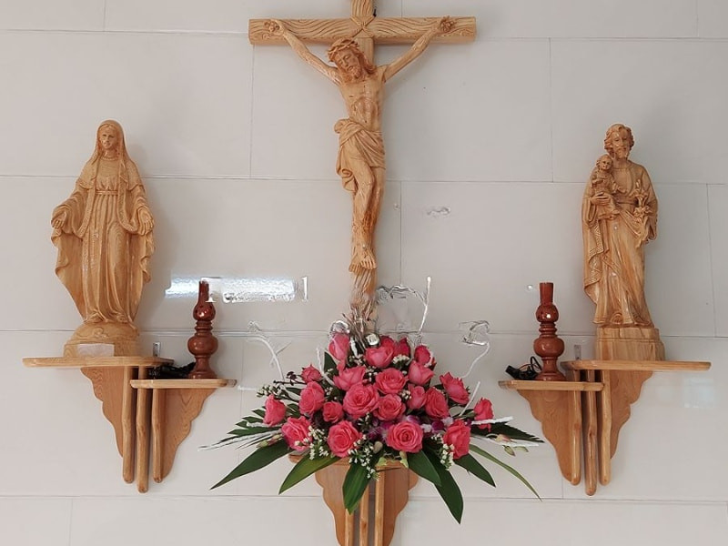 Mẫu cắm hoa hồng đỏ rực rỡ tạo điểm nhấn ấn tượng cho bàn thờ ngày Tết