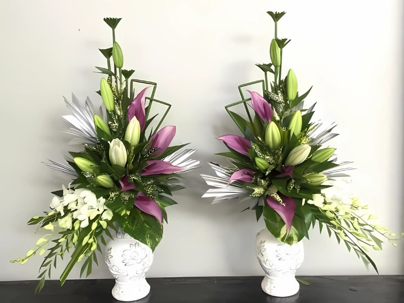 Mẫu cắm hoa lily và lan trắng thanh tao cho bàn thờ Phật ngày Tết