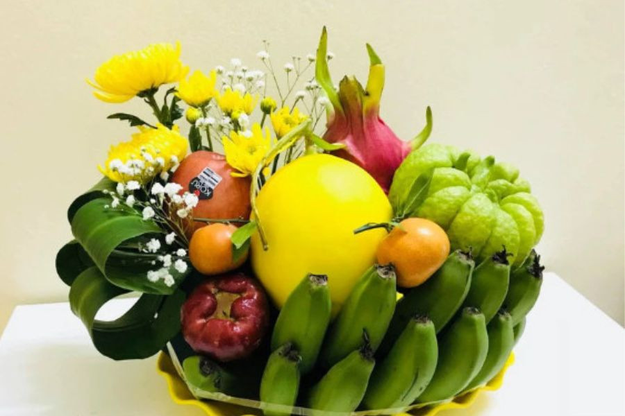 Mẫu mâm ngũ quả Trung Thu hài hòa giữa màu xanh, đỏ, cam của các loại trái cây kết hợp với màu vàng nổi bật của hoa cúc