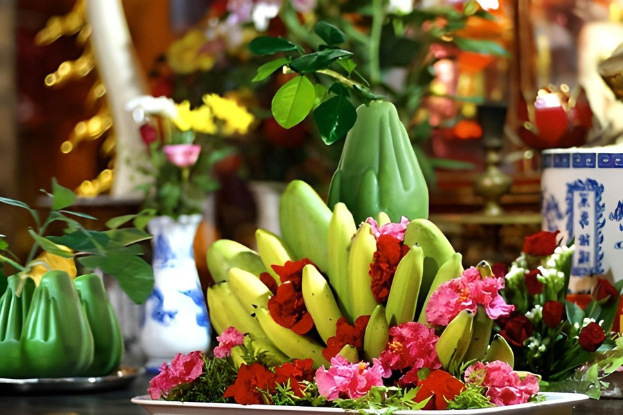 Mẫu mâm ngũ quả Trung Thu miền Bắc thay thế bưởi thành quả Phật thủ và bày trí hoa xung quanh bắt mắt
