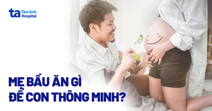 Mẹ bầu đang đọc sách và xoa bụng bầu, minh họa cho việc ăn gì để con trắng trẻo thông minh