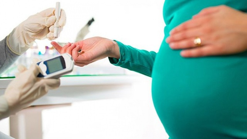 Mẹ bầu ăn vải quá nhiều có thể đối mặt với những tác dụng phụ