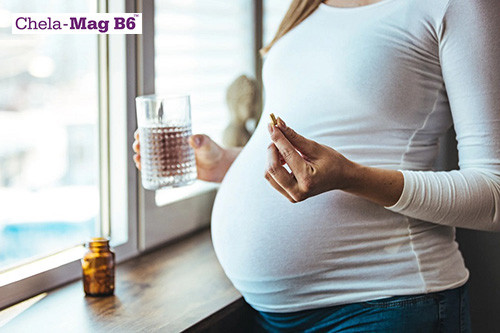Mẹ bầu bổ sung dưỡng chất thiết yếu, vitamin tổng hợp để có thai kỳ khỏe mạnh toàn diện.