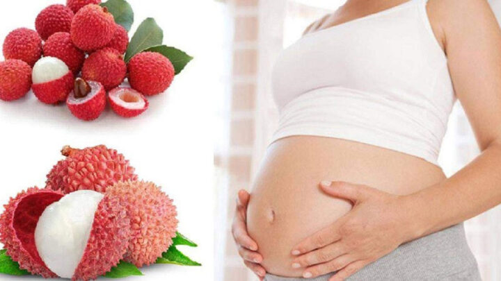 Mẹ bầu đang cầm trái vải, thể hiện sự quan tâm đến dinh dưỡng khi mang thai