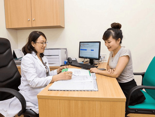 Mẹ bầu nên gặp bác sĩ để được tư vấn cách dùng vitamin E đúng cách và an toàn