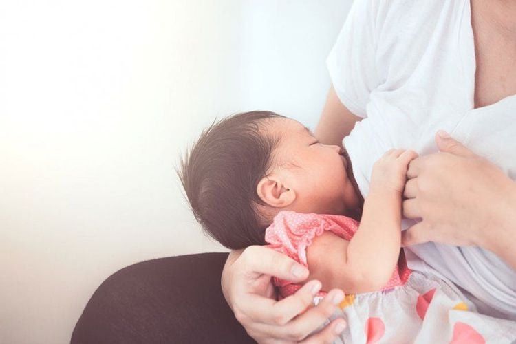 Mẹ bị sốt xuất huyết vẫn có thể cho con bú an toàn, giải đáp thắc mắc mẹ sốt có nên cho con bú