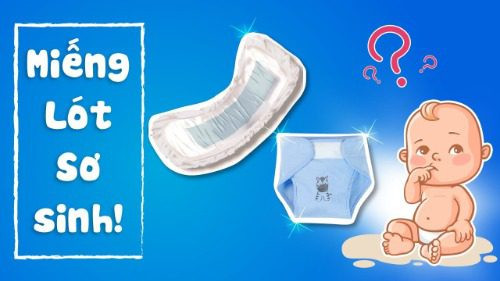 Mẹ bỉm sữa đang thay miếng lót sơ sinh cho bé, thể hiện sự tiện lợi của miếng lót