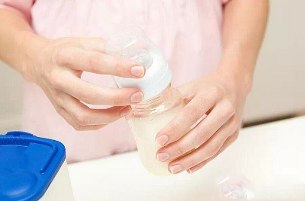 Mẹ cần vệ sinh sạch sẽ dụng bình sữa, núm ti trước khi pha sữa Meiji 0-1