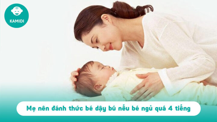 Mẹ đánh thức trẻ sơ sinh không chịu bú chỉ ngủ để cho bé bú, đảm bảo dinh dưỡng