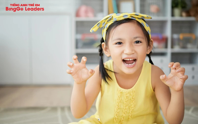 Mẹ dỗ dành bé trai 3 tuổi đang khóc, biểu hiện cảm xúc tâm lý và tính cách của trẻ 3 tuổi trong giai đoạn khủng hoảng.