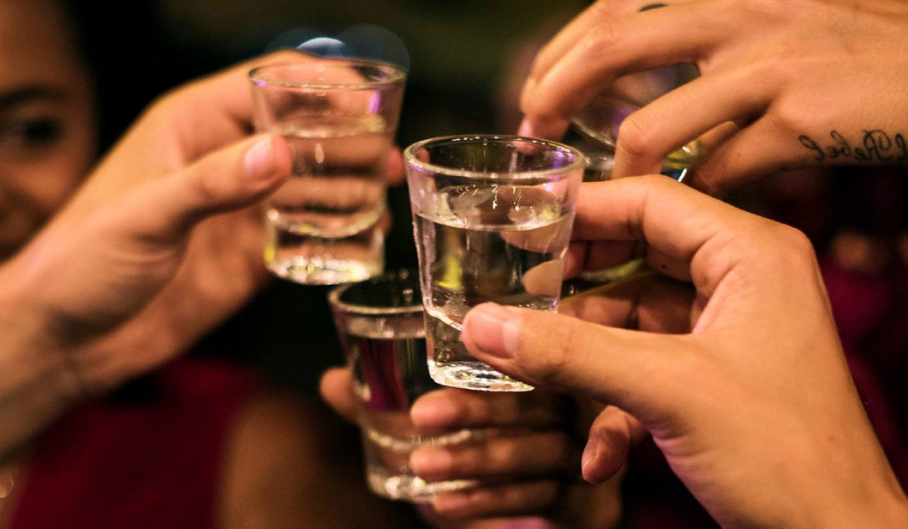 Mẹ sau sinh cần tránh đồ uống có cồn như rượu bia
