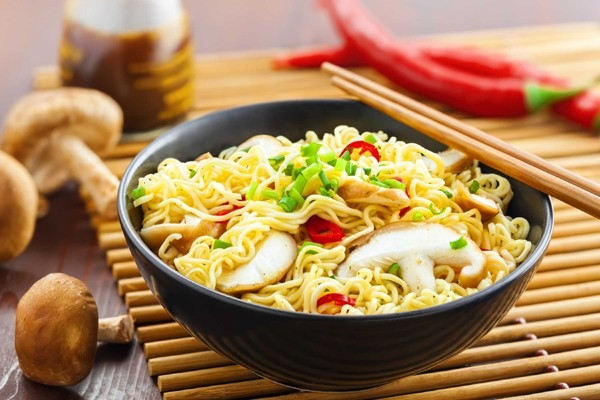 Sau Sinh Có Được Ăn Mì Tôm Không? Chuyên Gia Giải Đáp