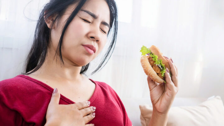 Mẹ sau sinh tránh ăn các thực phẩm chế biến sẵn và gây nặng bụng, khó tiêu hóa
