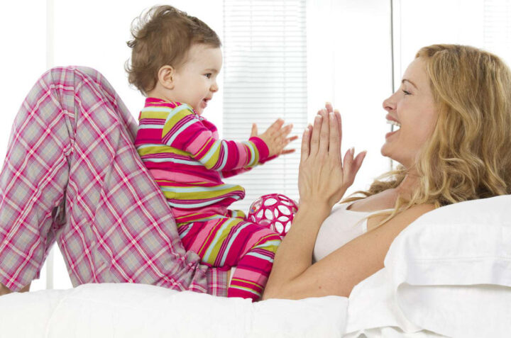 Mẹ và bé 6 tháng tuổi cùng nhau tập vận động, tăng cường thể chất và gắn kết theo lịch sinh hoạt bé 6 tháng.