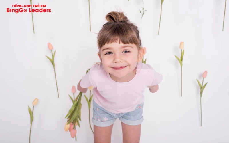 Mẹ và bé gái 3 tuổi cùng đọc sách, tăng cường khả năng ngôn ngữ và gắn kết tình cảm của trẻ 3 tuổi.