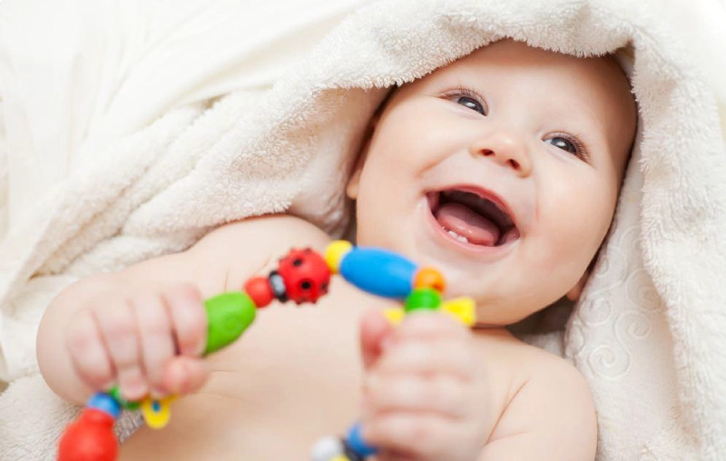Đồ chơi cho bé sơ sinh: Hướng dẫn chọn an toàn và phát triển toàn diện