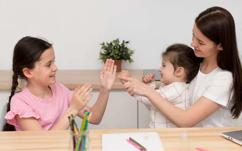 Mẹ và con gái 3 tuổi học qua trò chơi, phát triển toàn diện tính cách và khả năng của trẻ 3 tuổi.